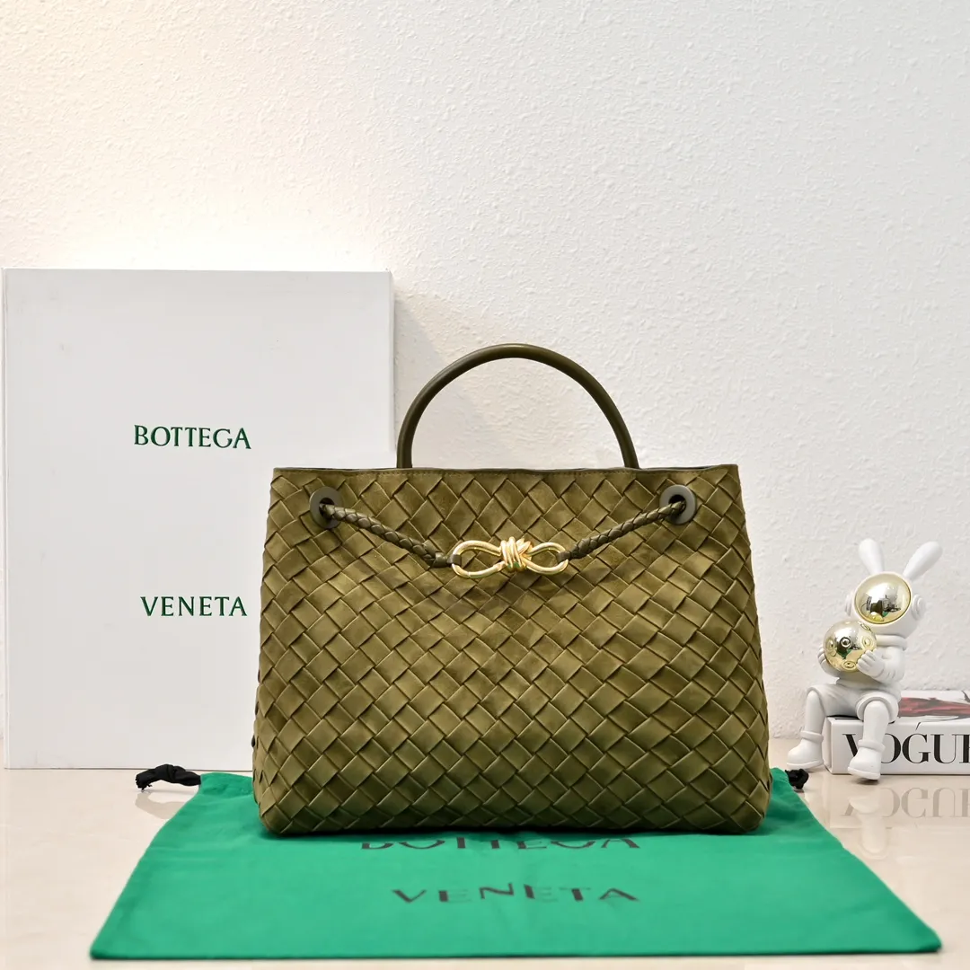 Batch 2360 BV new Andiamo is shipped‼ ️Really popular🔥The new Andiamo woven handbag launched by Bottega Veneta this season is really popular all over the world! ! Celebrities at home and abroad have worn it, and Oscar-winning actress Michelle Yeoh has taken it out on the street. Song Jia, Trai Yara, Yu Feihong, Sanji Ayaka, Rosie Hunting-Whiteley, Yoshioka Riho, etc. have all picked up this bag. It is classic and versatile, showing off its temperament, and the bag capacity is also large, which is very convenient for daily commuting! ! A variety of carrying methods, the shoulder straps can be adjusted by yourself, the original lambskin feels soft and delicate, and the unisex style breaks gender boundaries and brings a more practical and longer-lasting use experience. Andiamo, which has both elegant and casual styles, perfectly interprets the true appearance of "fashionable old money style". Style number: 8463 Size: 32*24*12